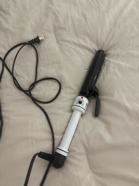 Hot Tools Black and White Curling Iron